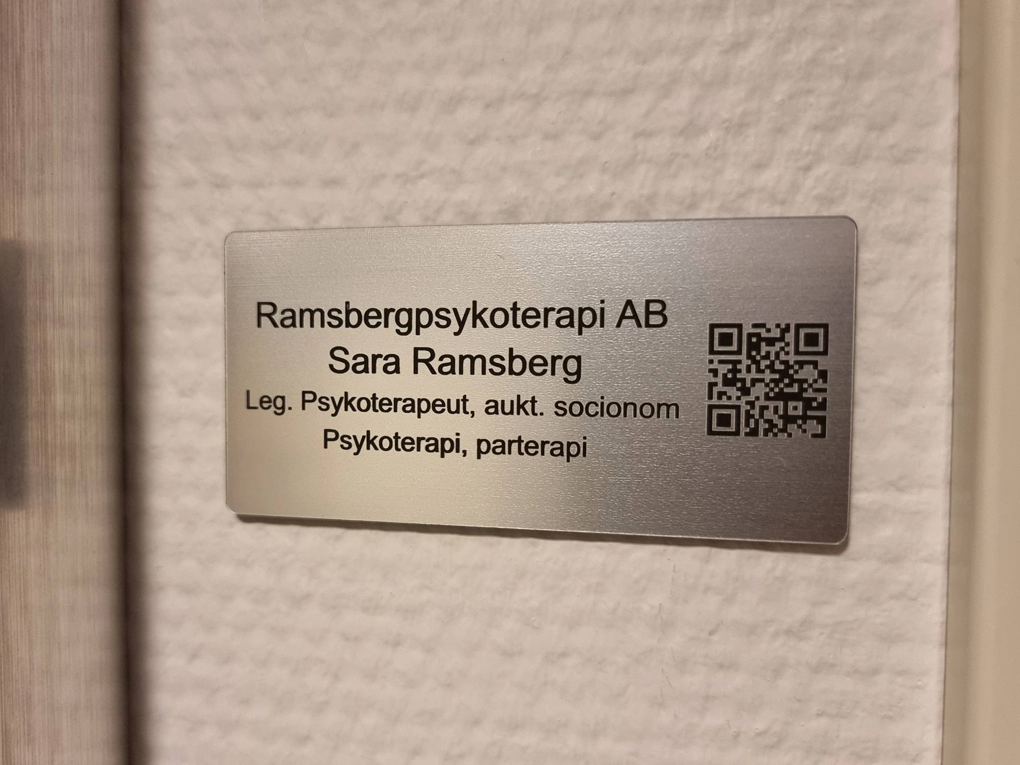 Skylt vid entrén: Ramsbergpsykoterapi AB, Sara Ramsberg